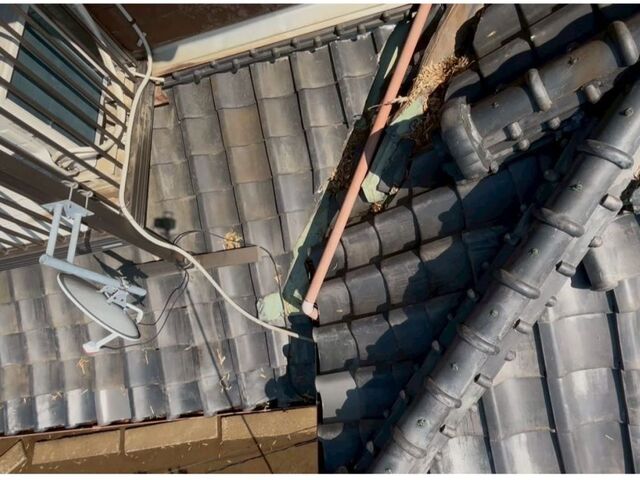 龍ケ崎で築年数50年程の二階建てに発生した4箇所の雨漏れと天井材剥がれ・クロスの剥がれ・木材腐食を調査