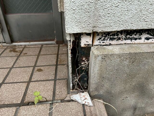 外壁下部の欠損部