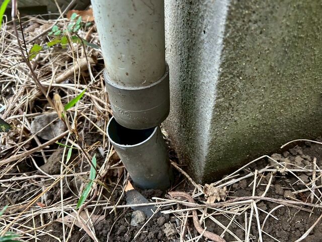 外れた雨樋の排水部
