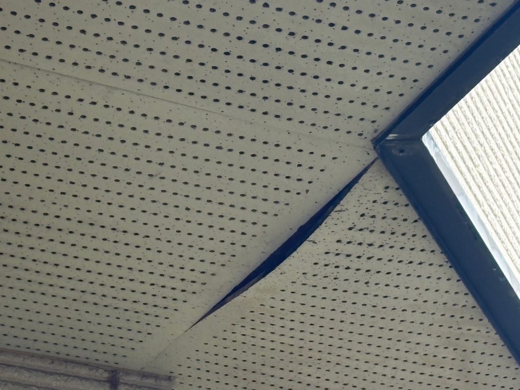 軒天の割れと開き