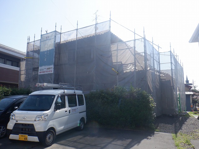 足場設置した住宅