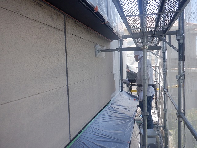 外壁の下塗り作業