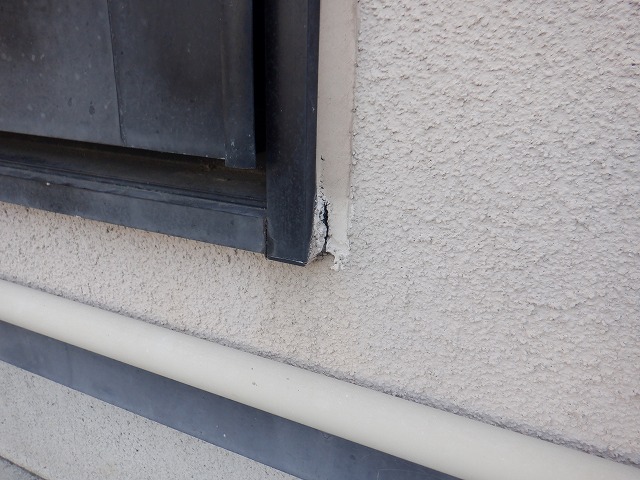 窓下のひび割れ