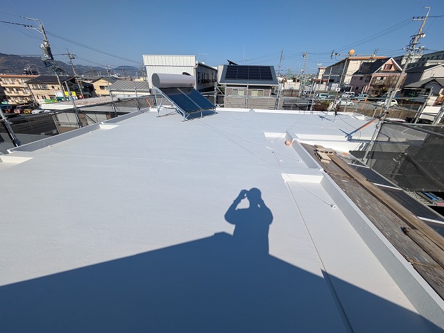 【静岡市清水区】築50年レスコハウスの複雑な陸屋根防水をどう守る？ “正攻法”だけが正解ではない防水メンテナンス事例