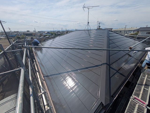 屋根の塗装中