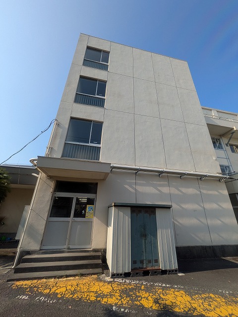 【焼津市】焼津南小学校の雨漏り対策｜階段室外壁改修工事の施工事例