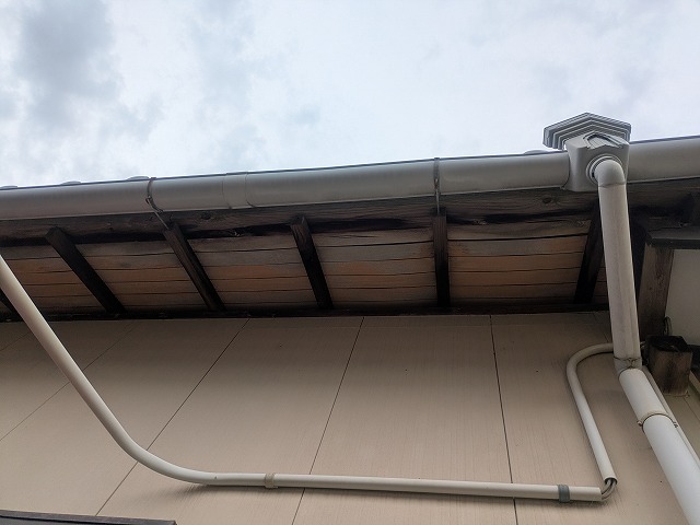 湿気によって垂れた軒天