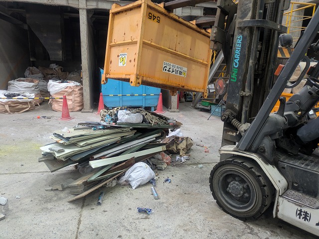 産廃が荷下ろしされるまで確認する
