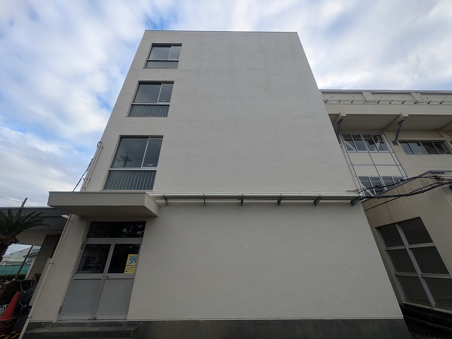 【焼津市】焼津南小学校の雨漏り対策｜階段室外壁改修工事の施工事例