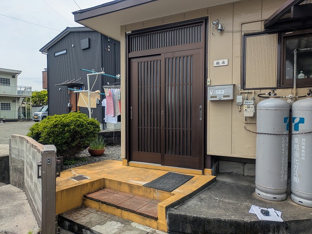 【藤枝市】玄関ポーチの雨対策リフォーム｜木造増築ではなくアルミテラスを採用した理由とは？