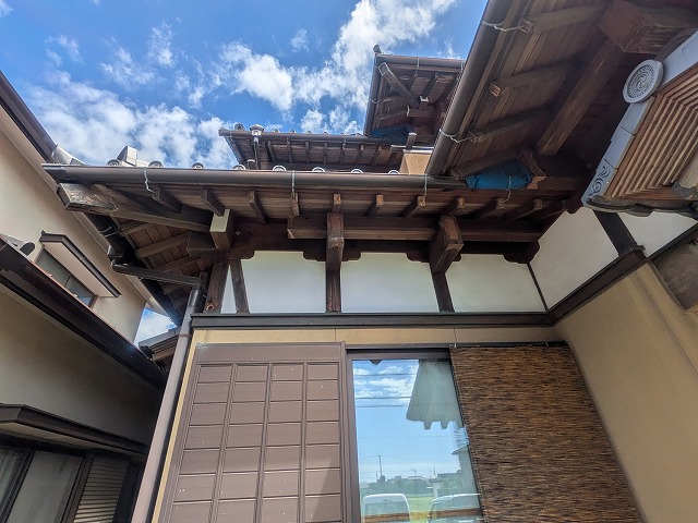 木部が目立つ外観