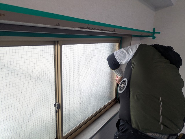 【焼津市】壁紙貼り替え後の室内の窓枠の塗装を行いました