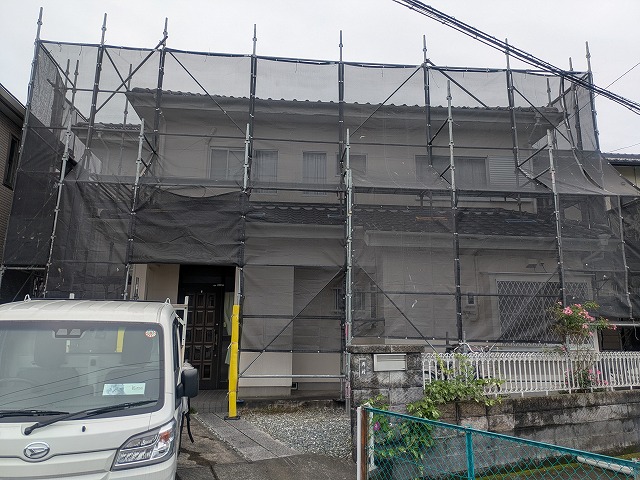 【藤枝市】外壁塗装工事がスタート！高圧洗浄と一緒に雨樋の詰まりも解消しました