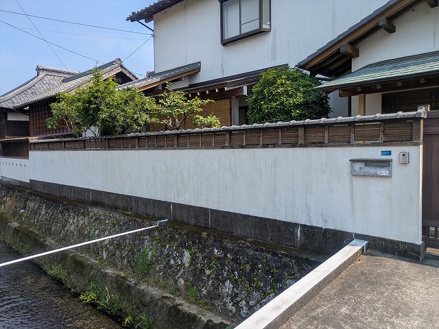 【藤枝市】外塀塗装前に確認した木部塗膜の剥がれと川沿い擁壁際で足場計画が必要な現地調査