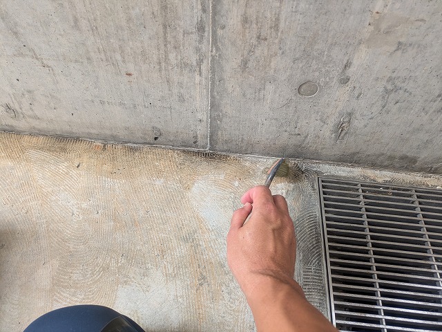 排水溝脇の下塗り作業