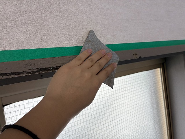 窓枠のケレン作業