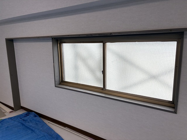 室内の窓枠塗装前