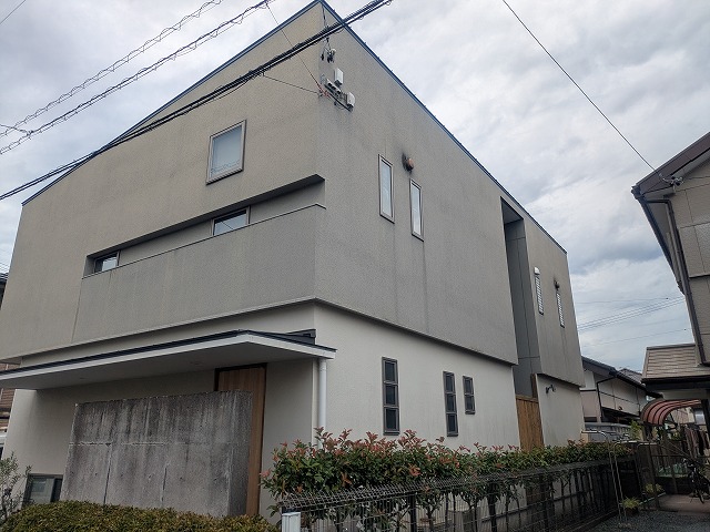 焼津市の外壁塗装｜築20年のひび割れと隙間を調査
