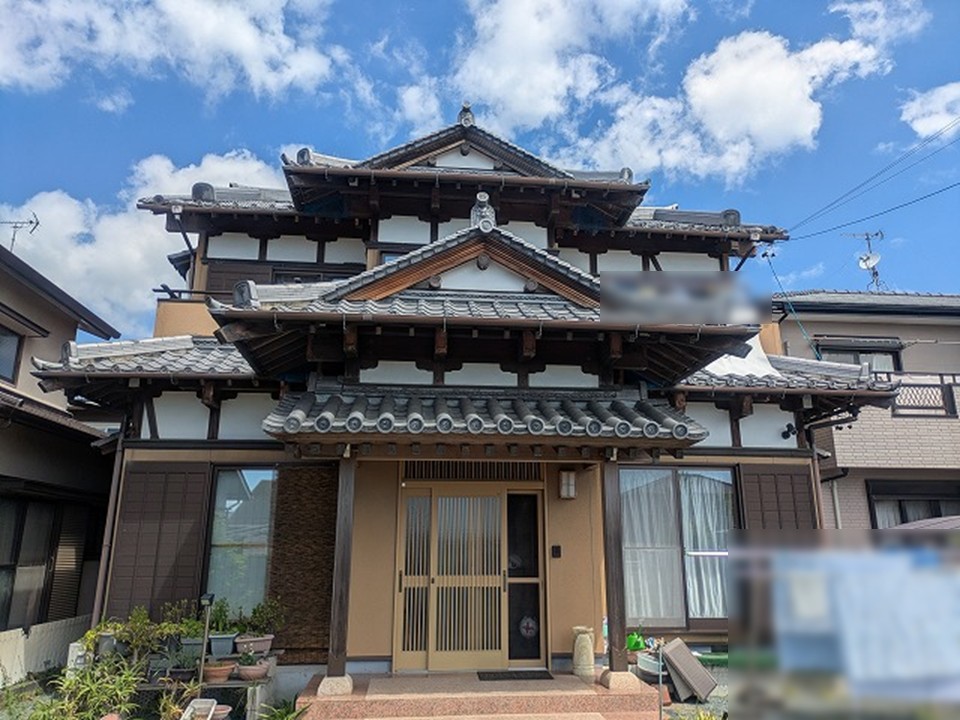 島田市で築21年の和風住宅に外壁のチョーキングや漆喰のひび割れ、木部の色あせを確認した外壁塗装調査