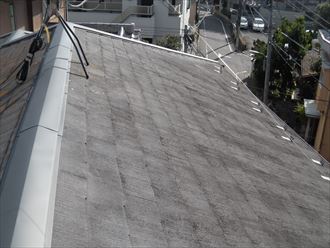 中野区松が丘にて太陽光パネル設置前の屋根塗装(アレスクールSi：ジェットブラック)メンテナンスを実施