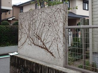 千葉市花見川区瑞穂にてツタの付着が気になっていた塀を高圧洗浄・塗装で改善