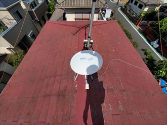 千葉市美浜区磯辺にて台風で飛散した棟板金の修理に合わせパーフェクトベスト(マルーン)で屋根塗装メンテナンスを実施