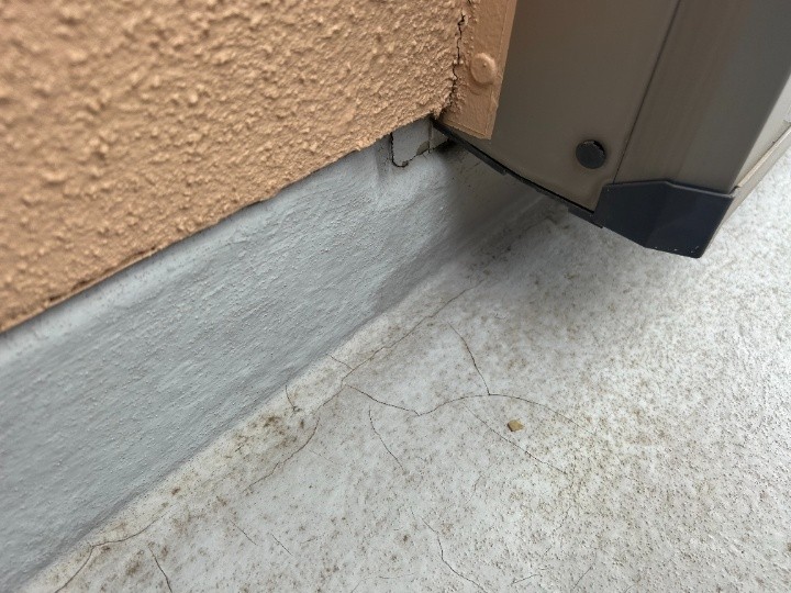 立ち上がり部のヒビ割れ