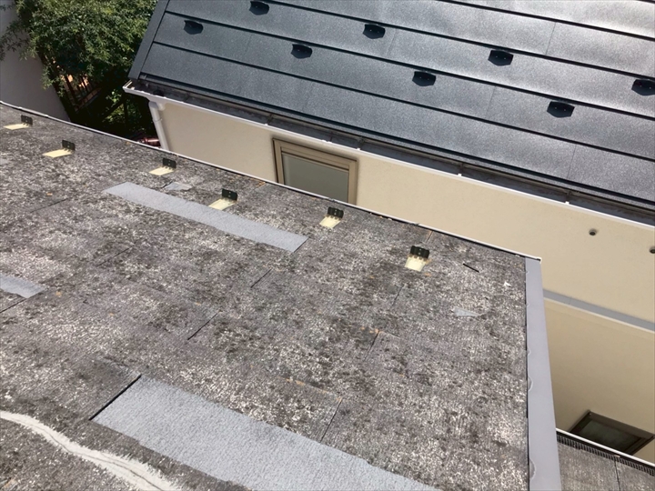 補修跡が残る屋根面