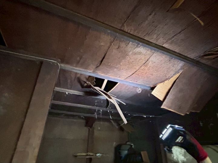 いたるところで天井の落下や雨漏り痕