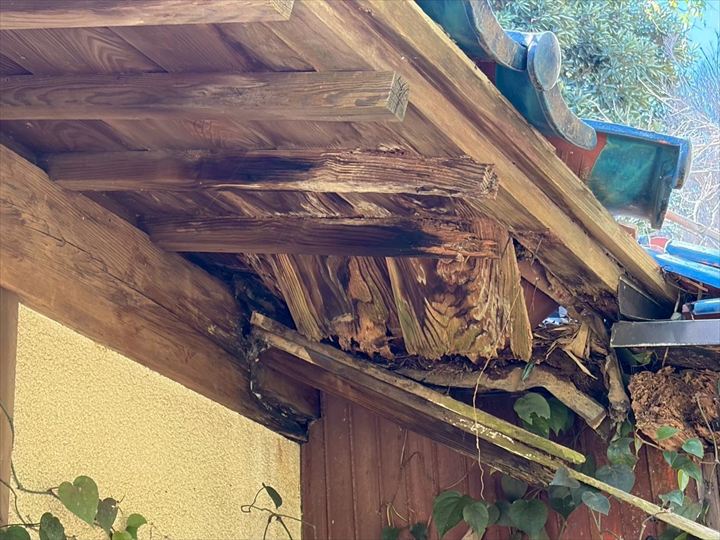 外部の軒天に大きな破損を確認