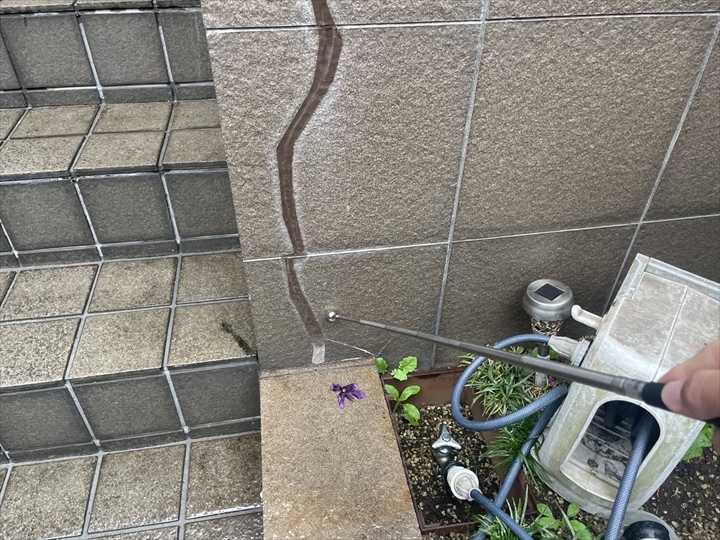 ひび割れた部分は浮きが生じやすい部分です