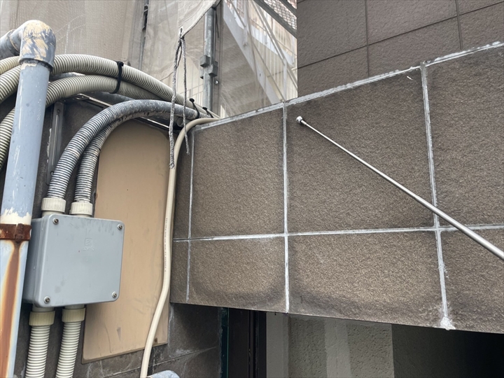 ガレージ上のタイルでも浮きが生じておりました