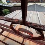 鉄製の手摺は、風雨や湿気の影響を受けやすく、長年放置すると錆(サビ)が進行し、強度が著しく低下します。 写真のように赤茶けたサビが目立つ状態では、表面の塗膜がすでに剥がれ、鉄が空気中の酸素や水分と反応して酸化鉄へと変化しています。 特にベランダや階段の手摺は人の体重を支える構造物です。 見た目以上に内部が腐食していることもあり、安全面において非常に危険な状態といえます。