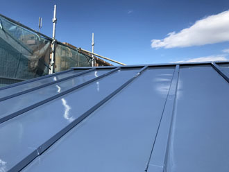 サーモアイSi（クールベネチアブルー）で塗装した瓦棒屋根