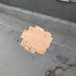 シート防水に穴が開いておりガムテープで補修してありました