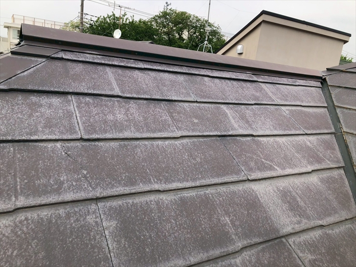 棟付近の退色した屋根