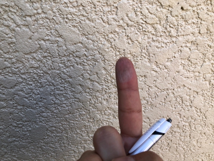 モルタル外壁のメンテナンス時期確認にはチョーキングの確認がオススメです｜世田谷区桜丘