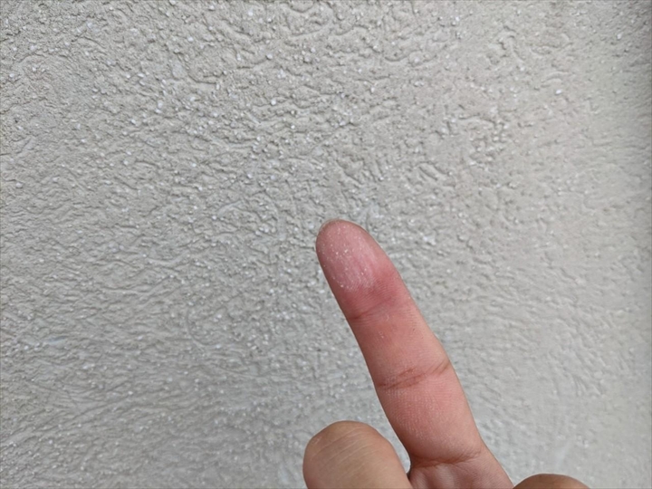 外壁のチョーキングは劣化のサイン！日の当たりにくい面に苔が発生した練馬春日町の住宅を調査しました