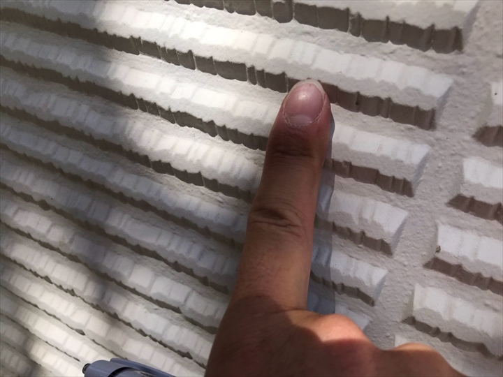 外壁の白い粉確認