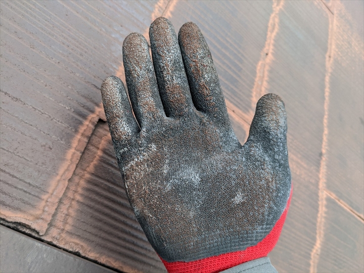 コロニアル屋根塗装前の重要調査｜調布市つつじヶ丘で確認されたチョーキング現象とは