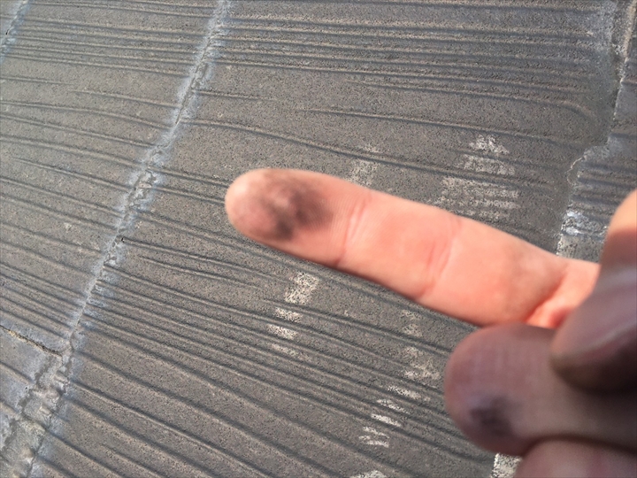 【調布市上石原】塗膜が劣化したスレート屋根を点検｜棟板金の釘浮きも確認しました