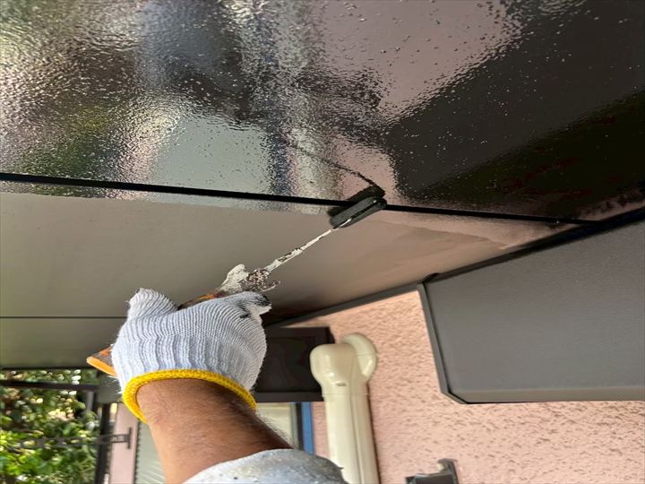 鉄部は外壁以外にもバルコニーの天井（軒天）や庇（ひさし）、手すりなど意外な場所にも多く使われています。これらの部材は常に風雨にさらされているため、劣化が進むと錆びによる腐食に発展し、交換が必要になってしまうこともあります。外壁塗装と同時に鉄部塗装を行うメリットは、足場を一度で済ませられるため工事費を抑えられることです。