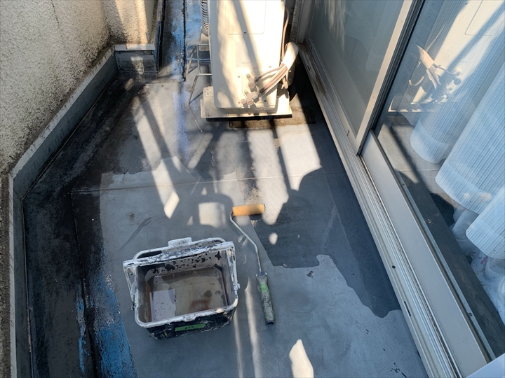 床中央を塗装する工程