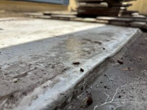 ベランダに敷かれている板を外して点検したところFRP防水層に破断を発見しました