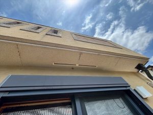 ベランダを外から見たところ軒天部分にも水漏れの跡が