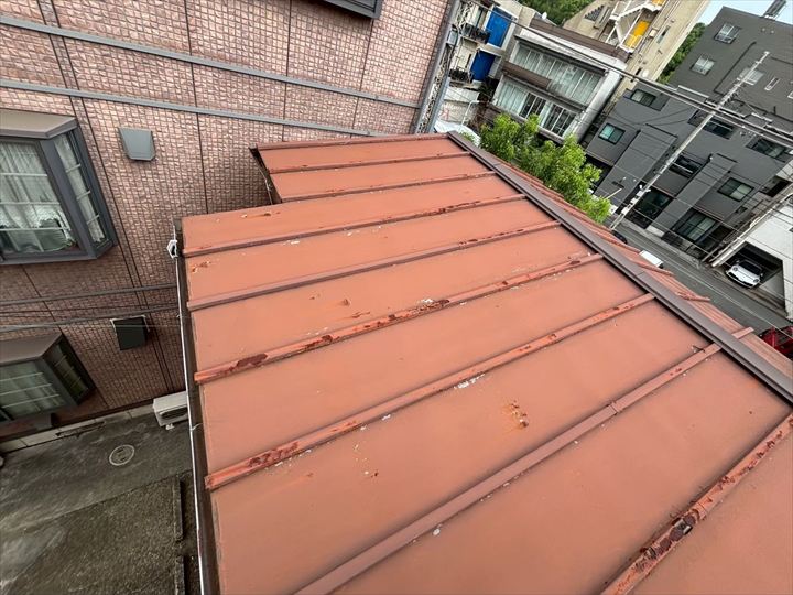 屋根の状態を確認