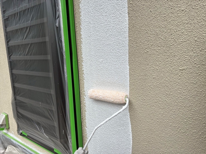 外壁の下塗り作業