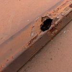 さらに詳細を確認すると、金属部分に穴が開いている箇所も発見しました。 この穴から直接雨水が侵入し、内部の野地板や断熱材を濡らしていると考えられます。