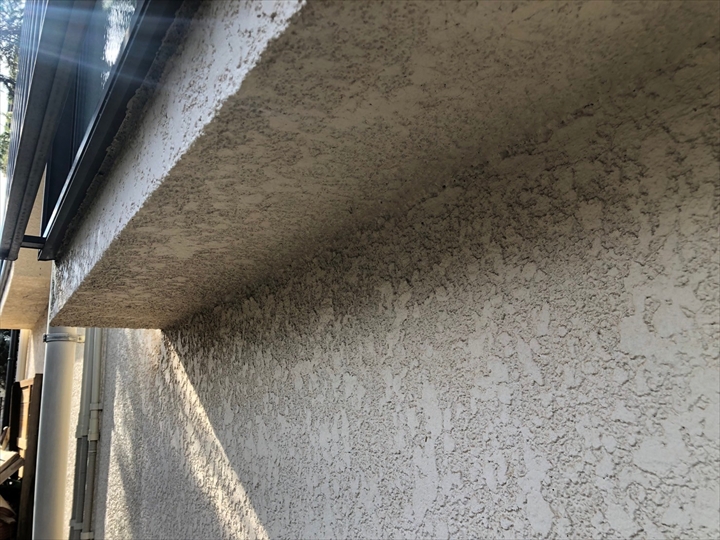 出窓の顎下も塗装範囲です