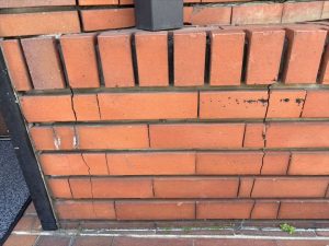 剥離の他にも亀裂